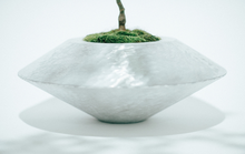 Load image into Gallery viewer, Aluminium casting vase "Roi" disk 36,000yen/unit FOB