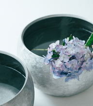 将图片加载到图库查看器,Aluminium casting vase "Roi" round 15,000yen/unit FOB