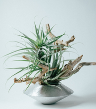 Load image into Gallery viewer, Aluminium casting vase "Roi" disk 36,000yen/unit FOB