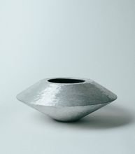 Load image into Gallery viewer, Aluminium casting vase &quot;Roi&quot; disk 36,000yen/unit  FOB
